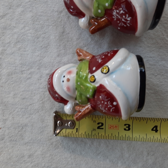 Pair of Vintage Ceramic Snowmen Salt and Pepper shakers - Picture 5 of 5